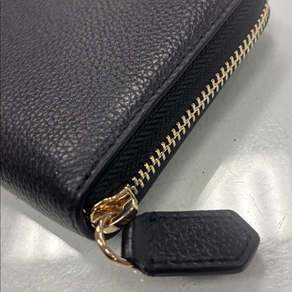 Emporio Armani zip around wallet - Picture 6 of 6